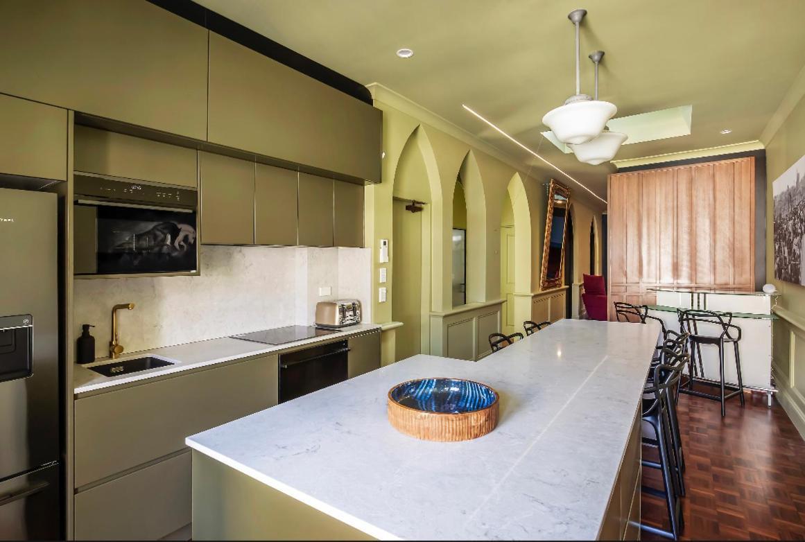 Luxury Space In Victorian Mansion. Hot Tub! * Sydney