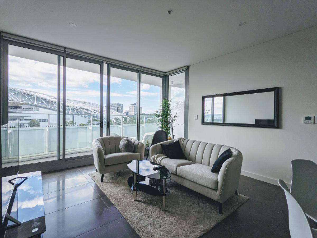 Apartment Luxury 3-bed 2-bath, Balcony, With Pool Included, No Parties!
