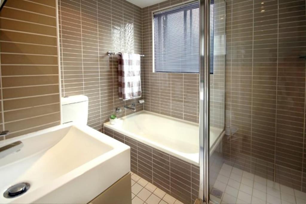Velly-modern Light 2br Moments From Clovelly Apartment *