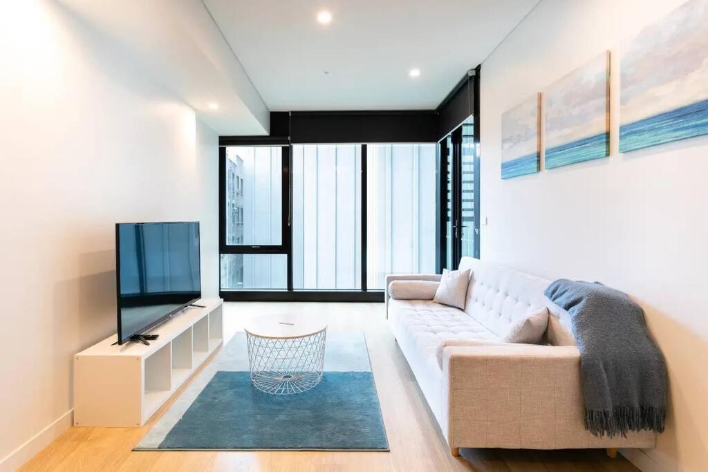 Apartment Lovely One Bedroom + Study With Infinity Pool