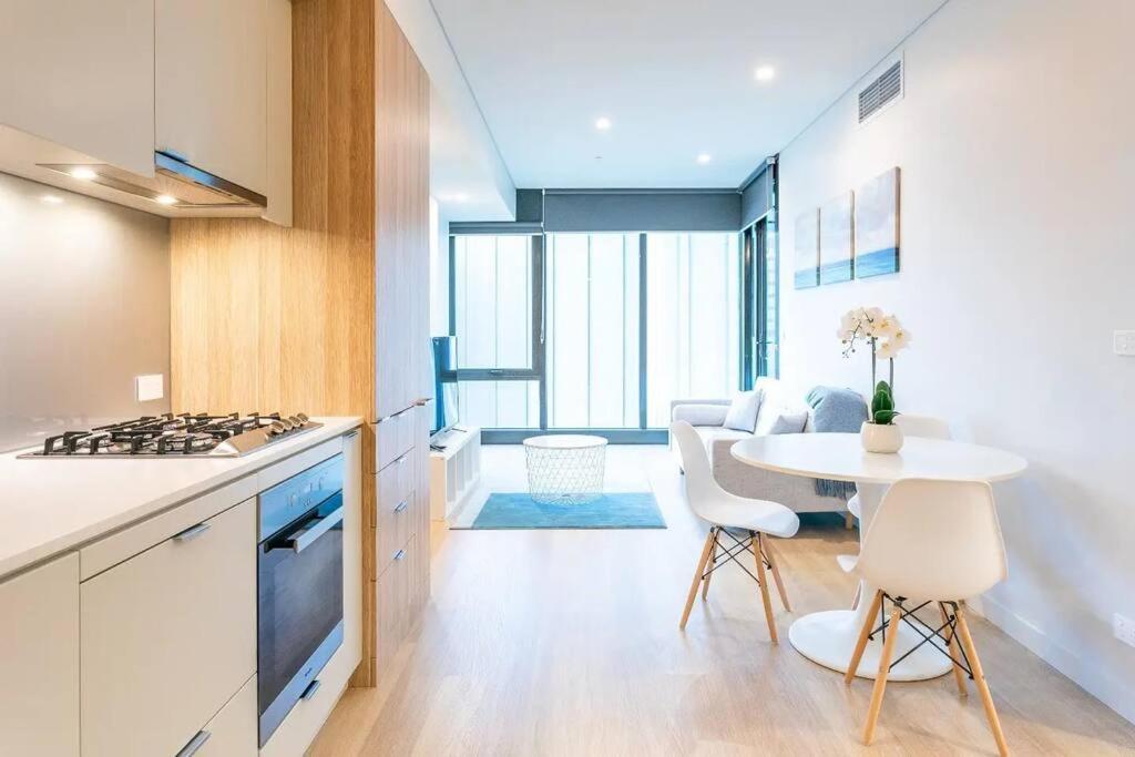 Apartment Lovely One Bedroom + Study With Infinity Pool