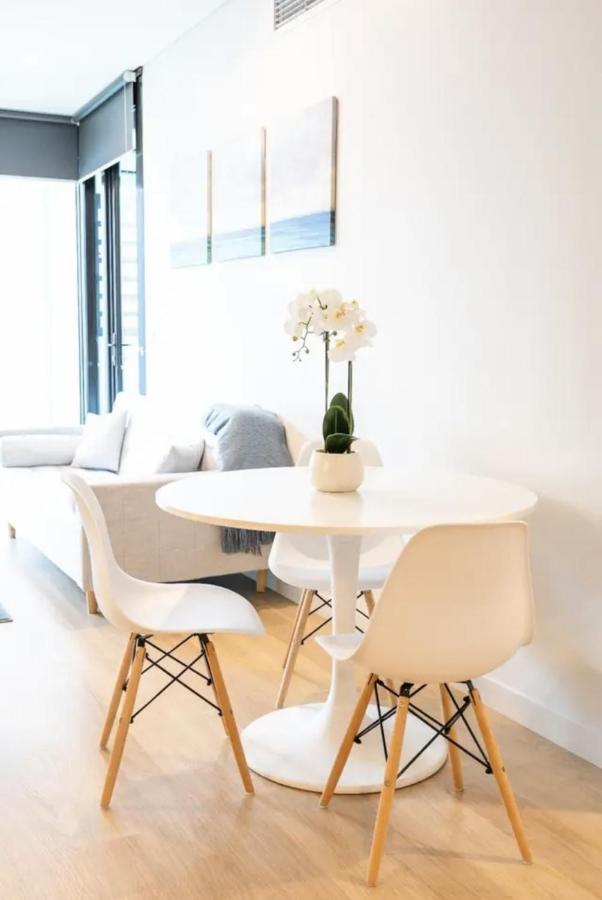 Lovely One Bedroom + Study With Infinity Pool Apartment Sydney
