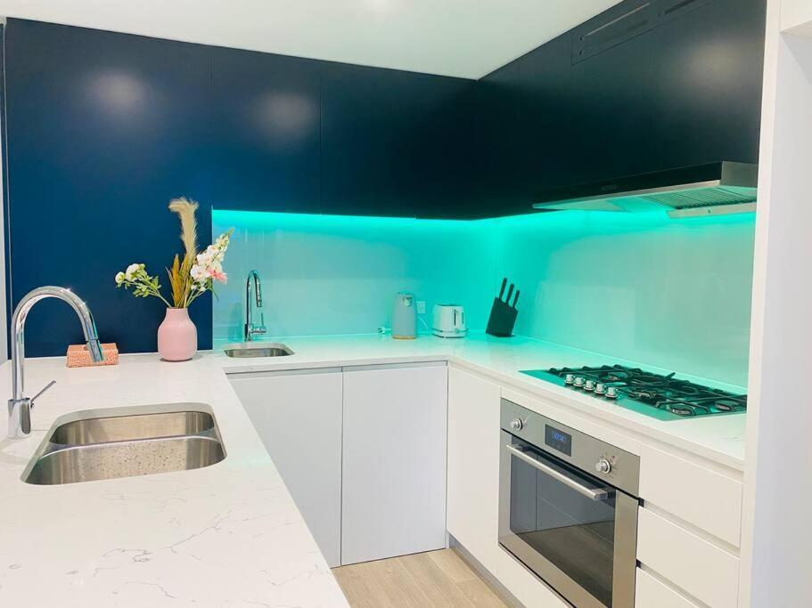 Lovely Waterview 1 Bedroom +study+free Parking Sydney