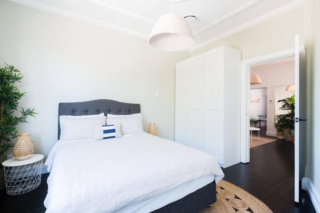 Beautiful 2br Floor Bondi Walk To Apartment *