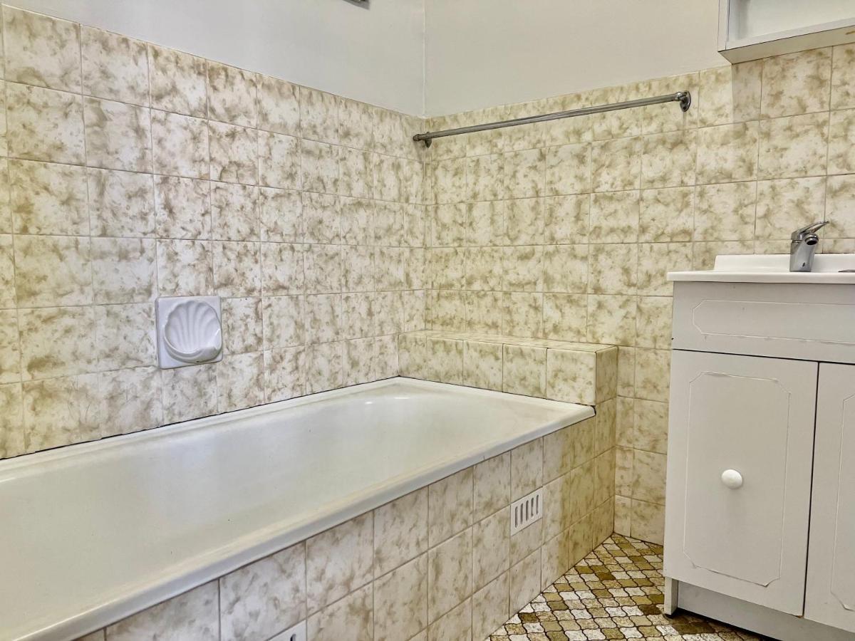 Huge Place Near To Beach, Airport, Train & Shoppings Apartment *