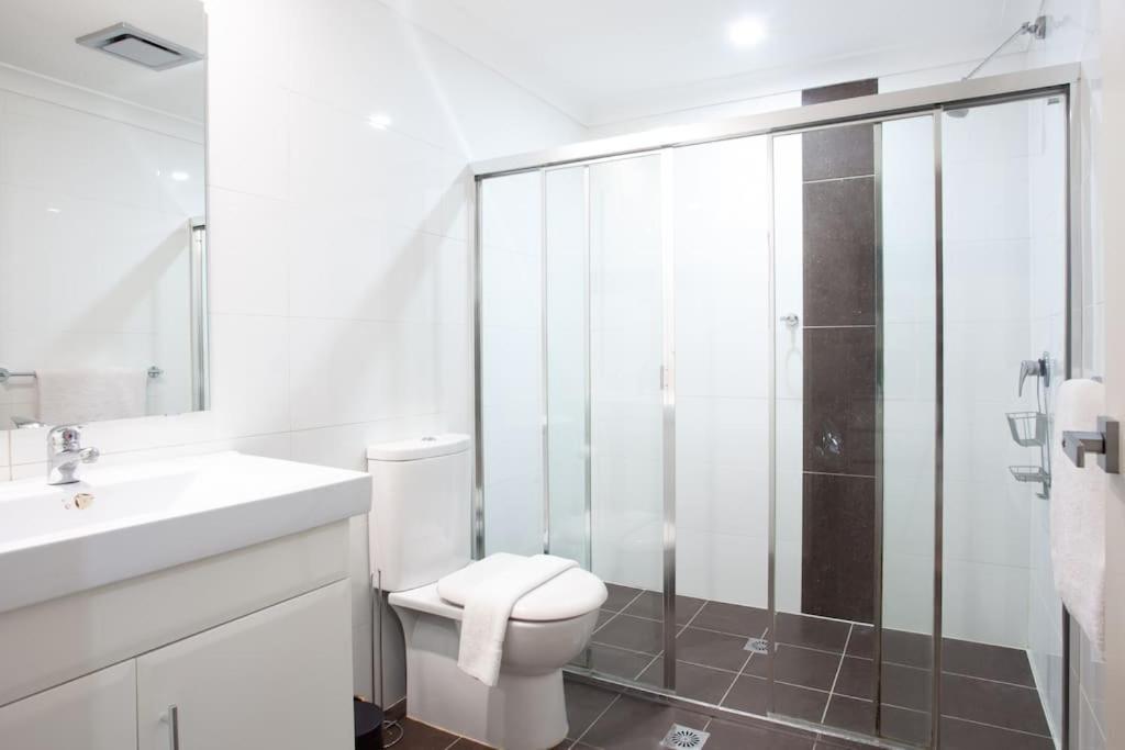 Huge 3 Bed Camperdown Garden W Parking Aircon Apartment Sydney