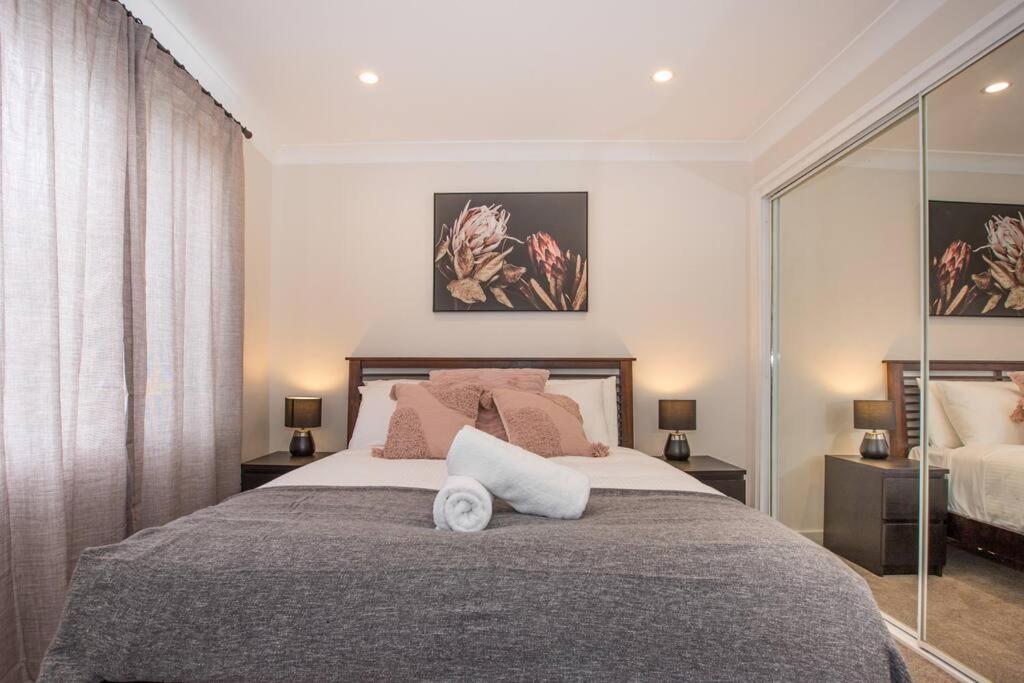 Luxury Retreat - 4bed House W/parking - Mins From Cbd Villa *