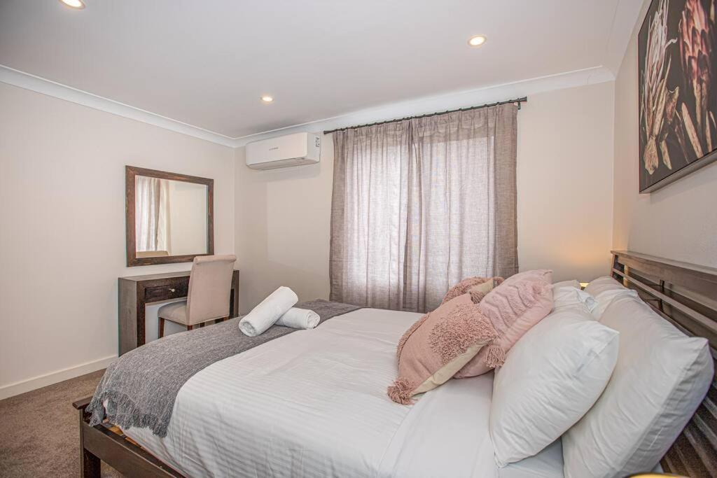 Luxury Retreat - 4bed House W/parking - Mins From Cbd *