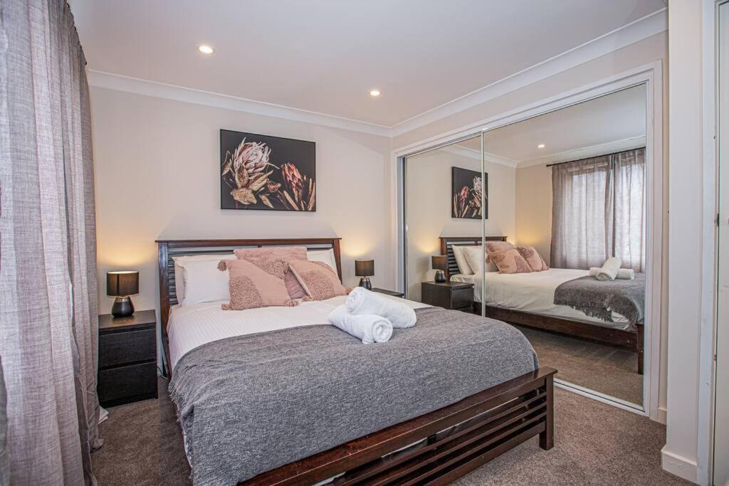 Luxury Retreat - 4bed House W/parking - Mins From Cbd Villa