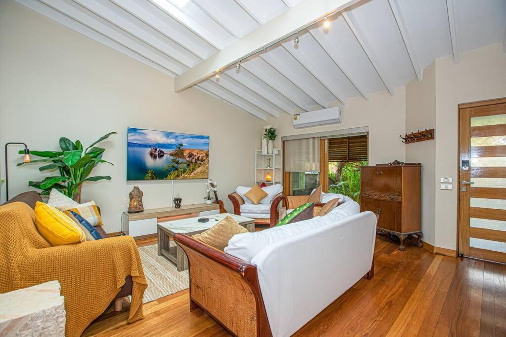 Villa Luxury Retreat - 4bed House W/parking - Mins From Cbd *