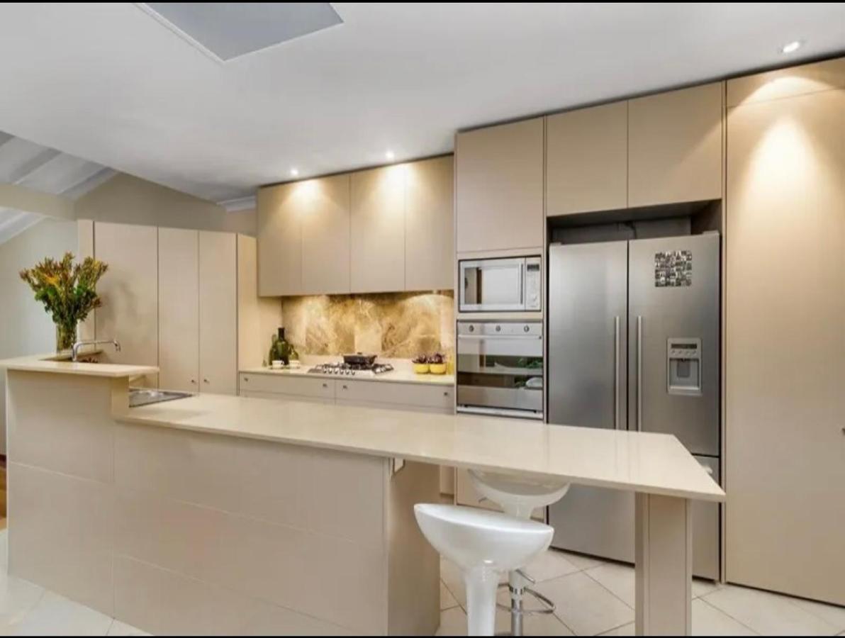 Luxury Retreat - 4bed House W/parking - Mins From Cbd *