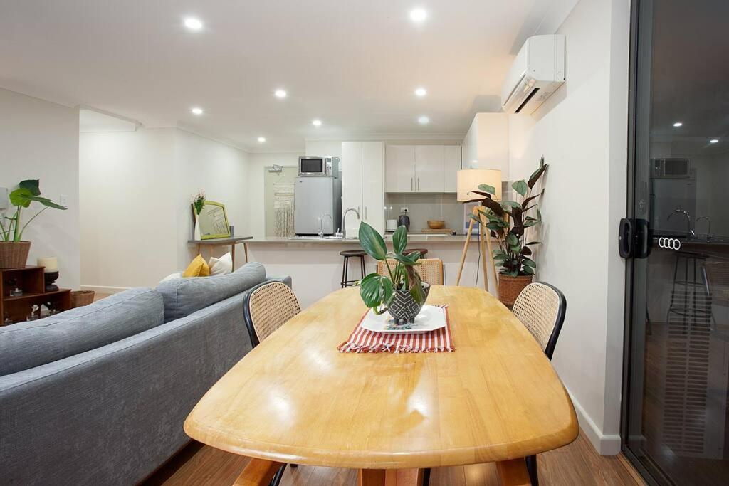 Huge 3 Bed Camperdown Garden W Parking Aircon Apartment Sydney