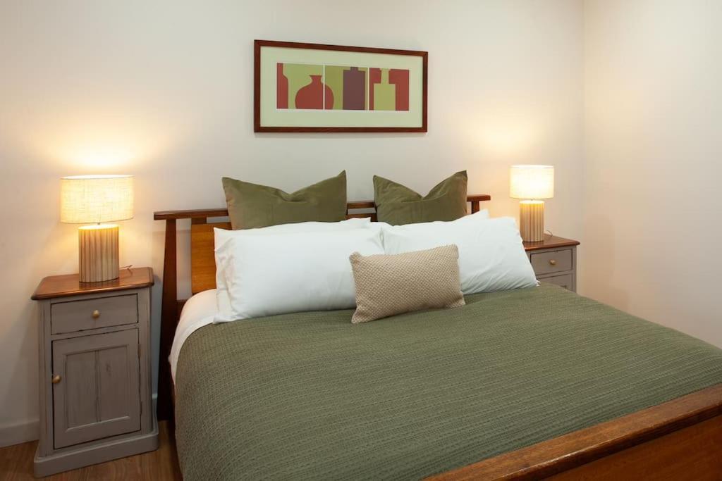 Huge 3 Bed Camperdown Garden W Parking Aircon Apartment Sydney