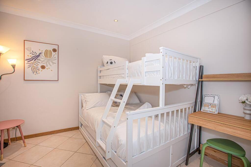 Villa Luxury Retreat - 4bed House W/parking - Mins From Cbd