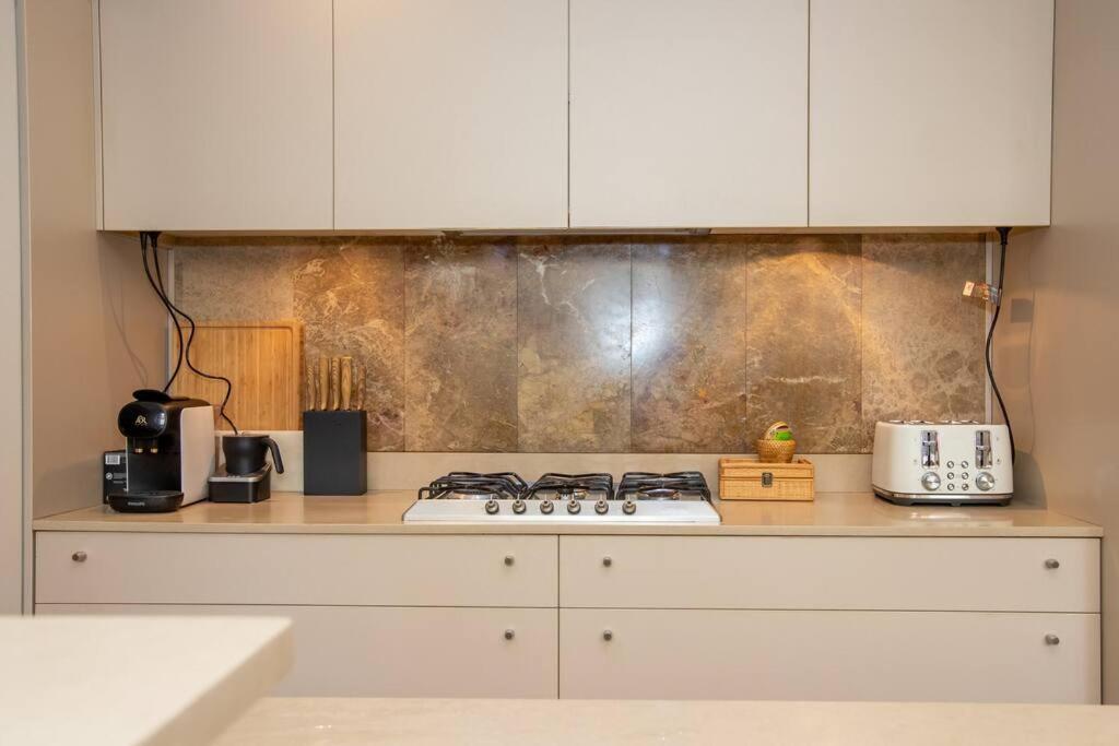 Luxury Retreat - 4bed House W/parking - Mins From Cbd Villa *