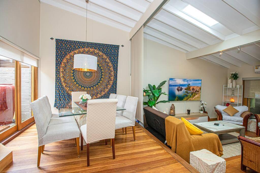 Luxury Retreat - 4bed House W/parking - Mins From Cbd *
