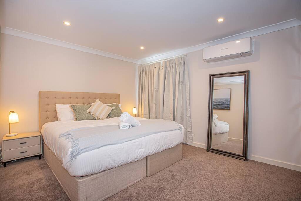 Villa Luxury Retreat - 4bed House W/parking - Mins From Cbd *
