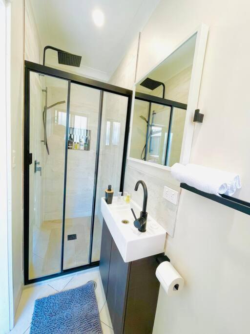 Luxury Retreat - 4bed House W/parking - Mins From Cbd
