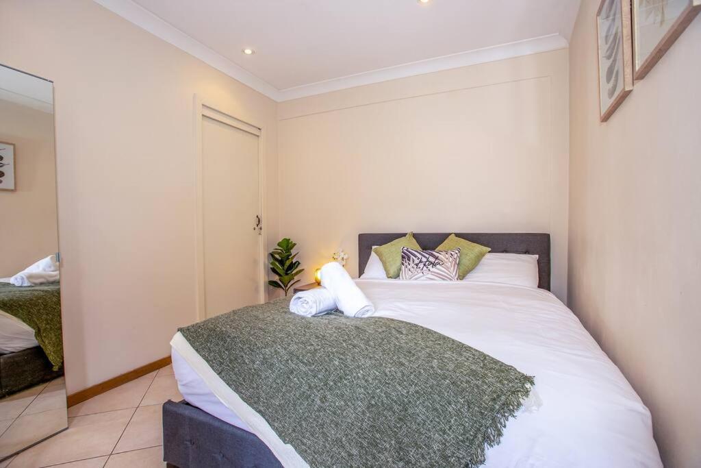 Villa Luxury Retreat - 4bed House W/parking - Mins From Cbd