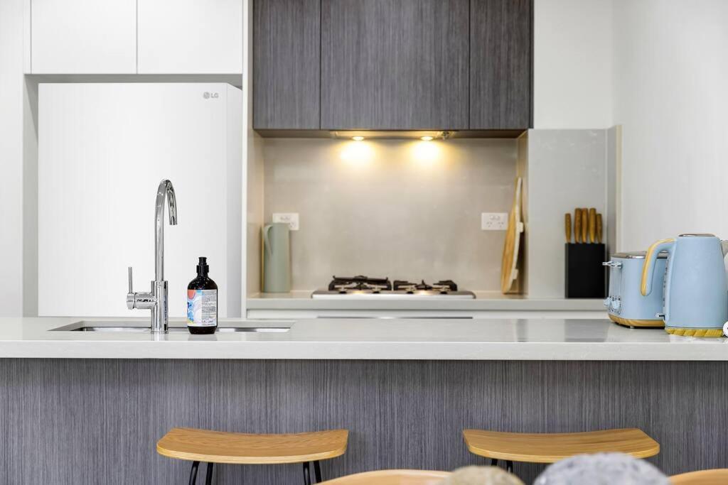 Modern 1 Bed Apt Op Mhs Sydney