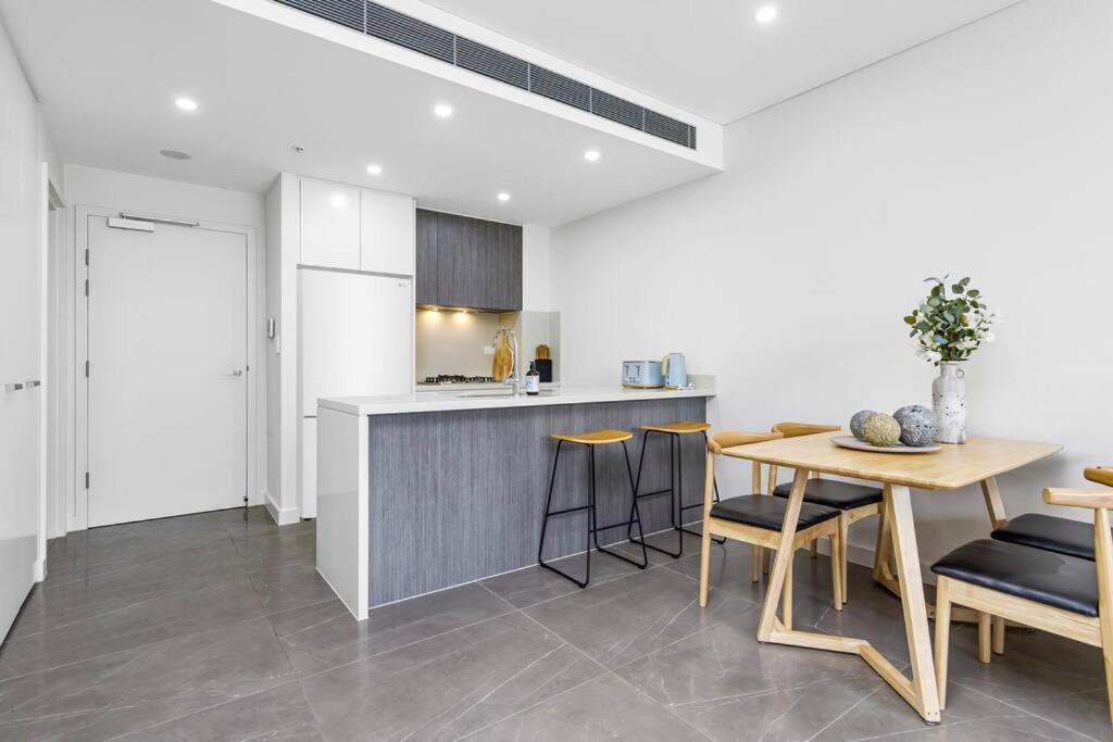 Modern 1 Bed Apt Op Mhs *
