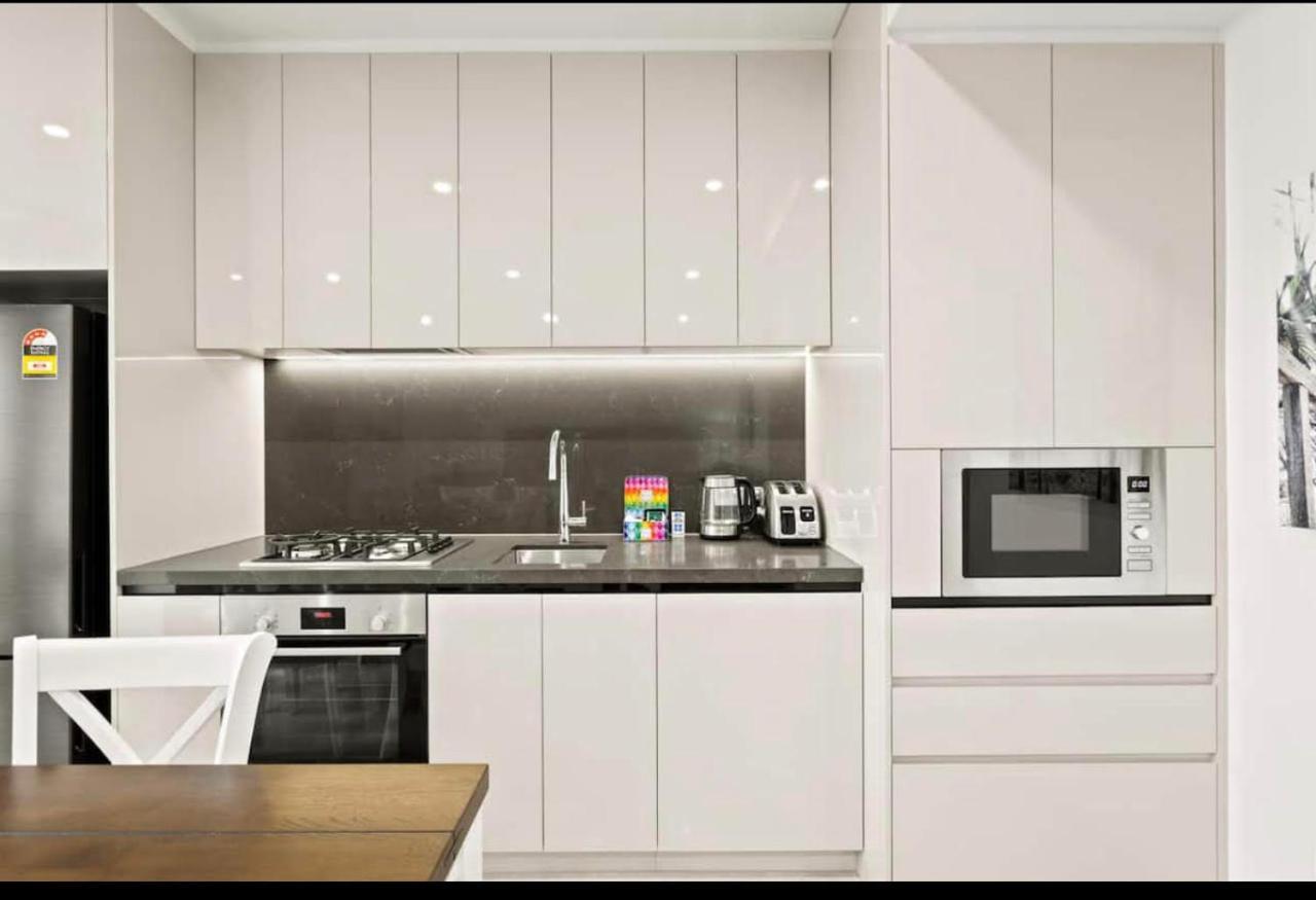 Apartment Classy Sleek Two Bedroom With Expansive River Views In The Heart Of Sydney's Second Cbd