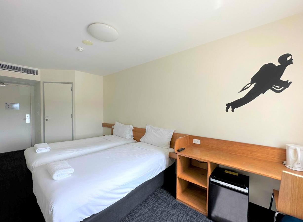 Hotel Ibis Budget Airport 3*