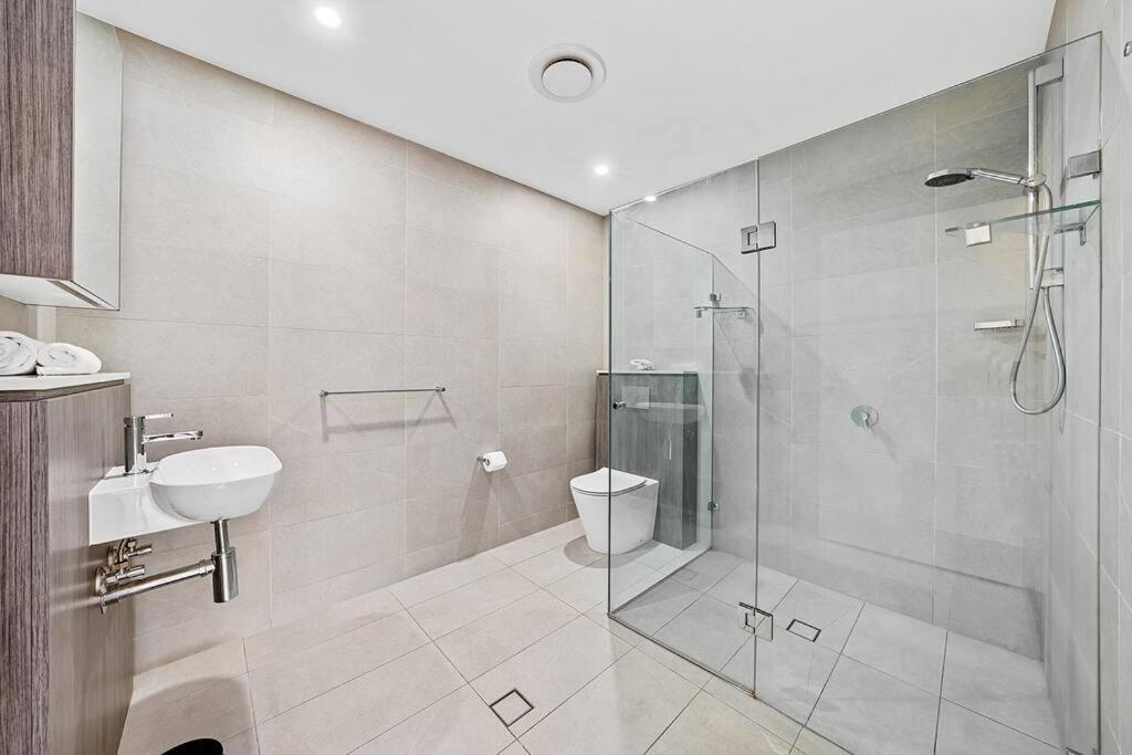 Commodious 2 Bedroom Apt In Op * Sydney
