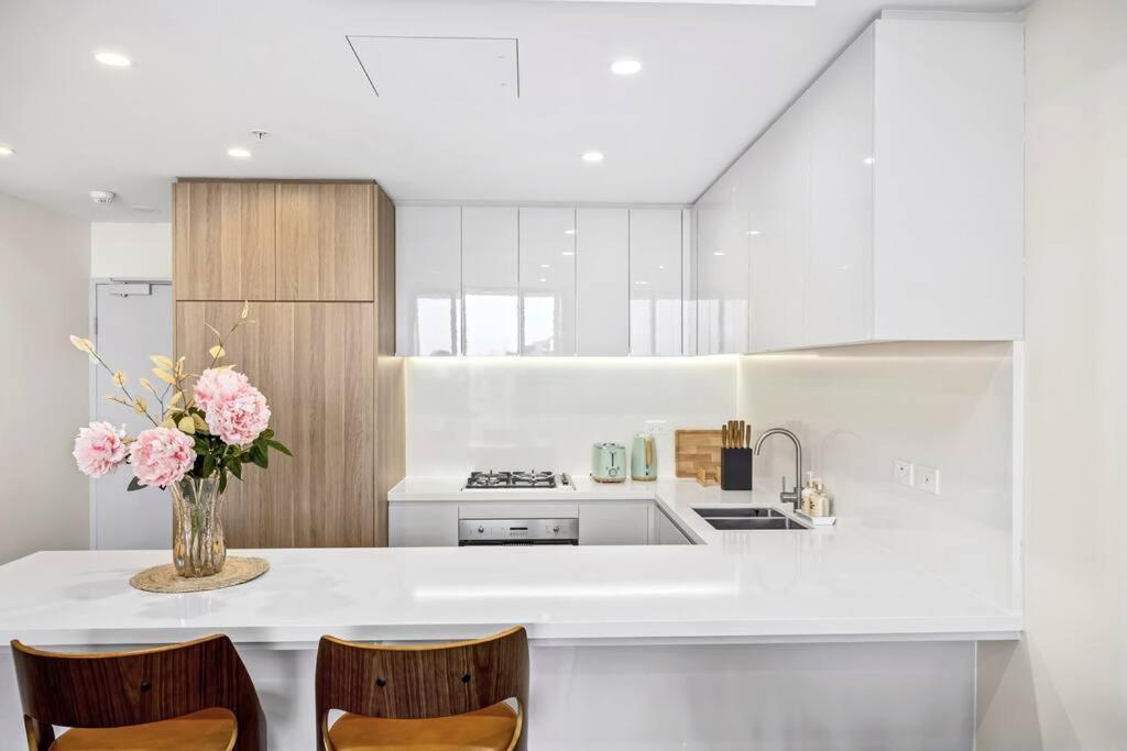 Water Views 2 Bedroom In Hurstville Apartment *