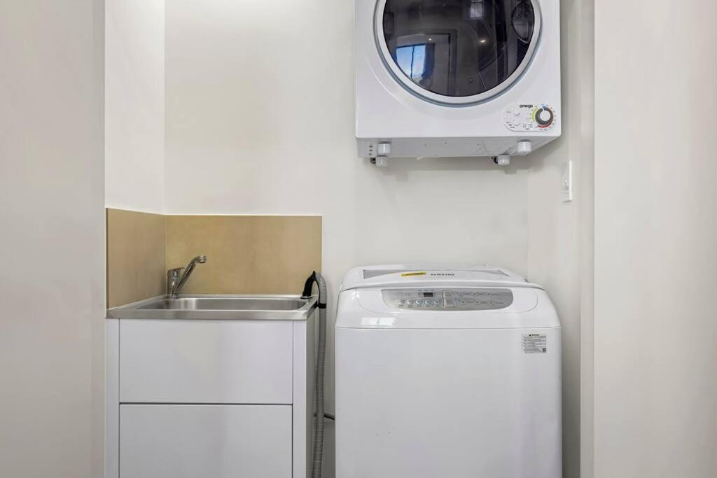 Water Views 2 Bedroom In Hurstville * Sydney