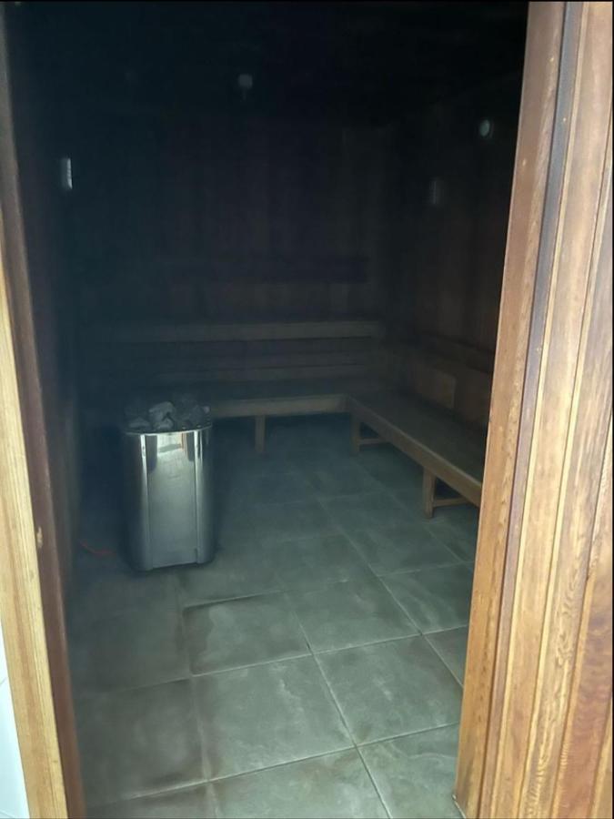 Comfort Living - 3 Bedroom Sleeps 6 , Parking, Pool, Other Amenities - Near Showgrounds, No Parties Apartment *
