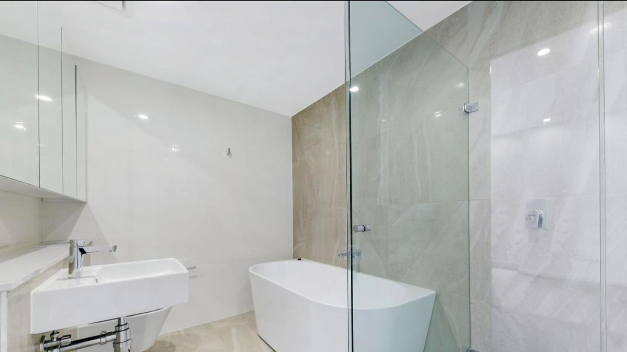 Comfort Living - 3 Bedroom Sleeps 6 , Parking, Pool, Other Amenities - Near Showgrounds, No Parties Sydney