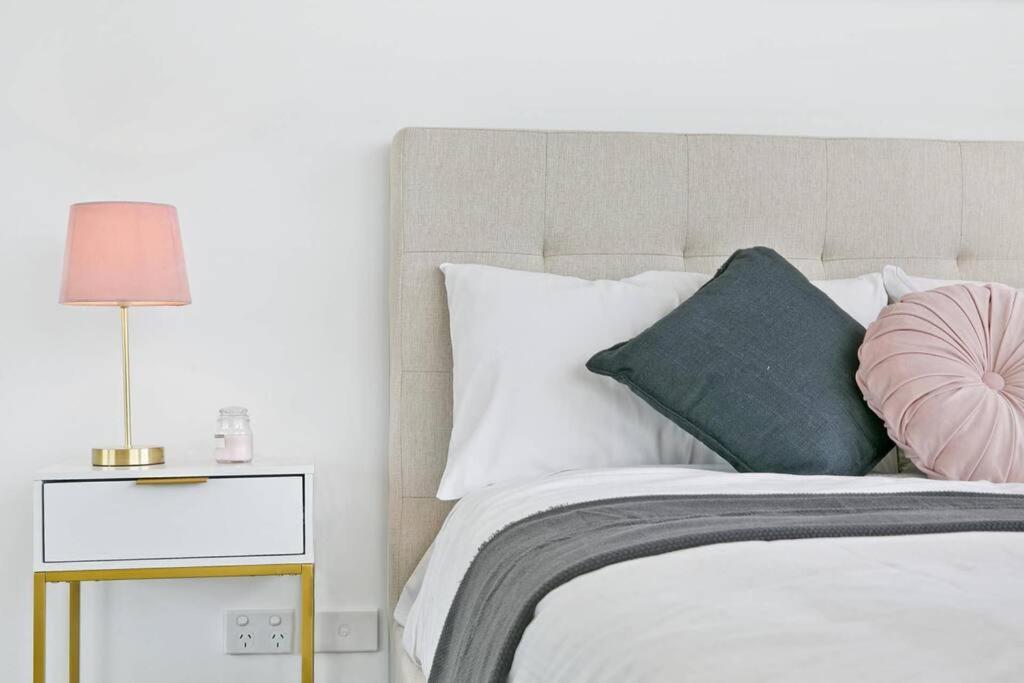 Aircabin｜mascot｜spacious & Modern｜walk To Station Apartment Sydney