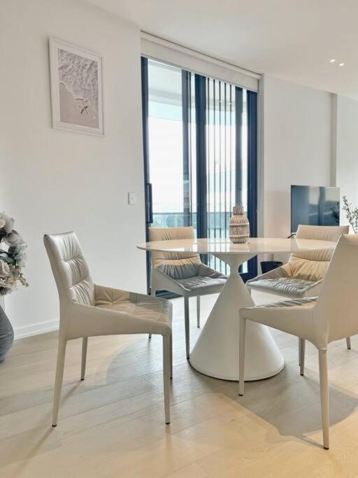 City View Designed In Bondi Junction Apartment