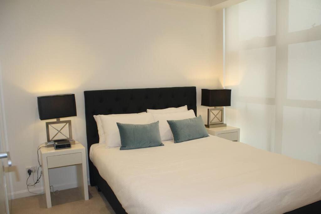 Apartment Large One Bedroom With Study-alb09203 *
