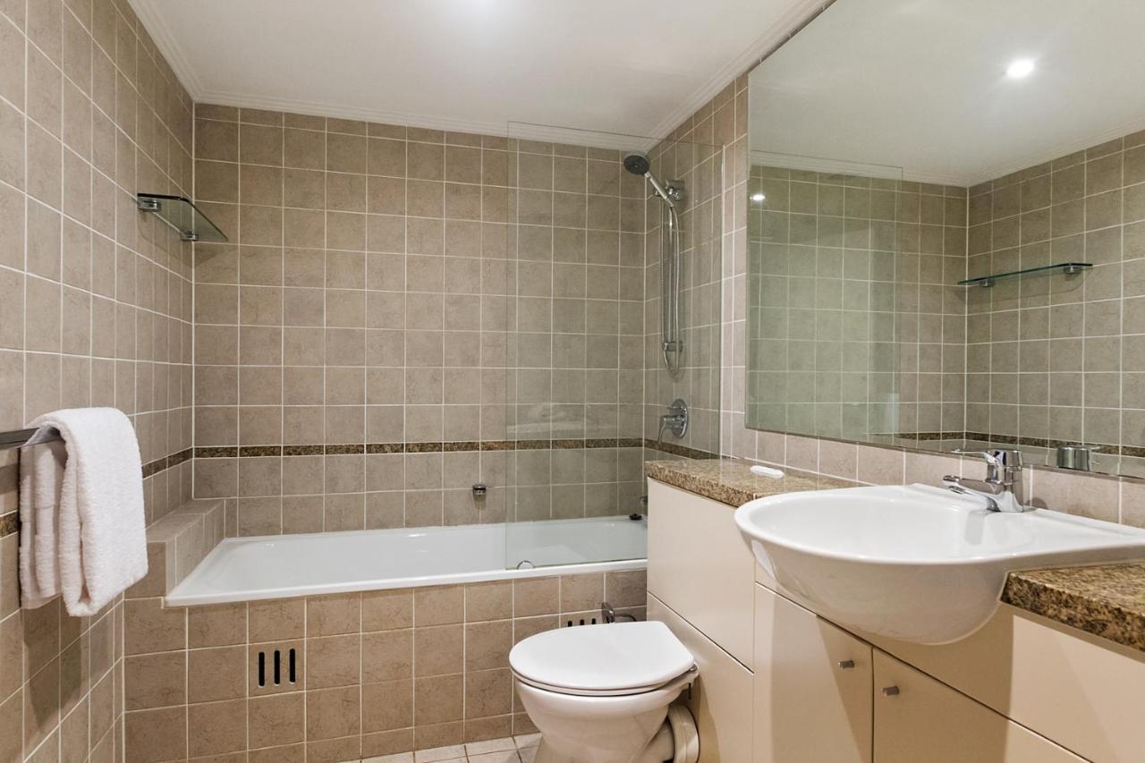 Large Elevated St Leonards Apartment *