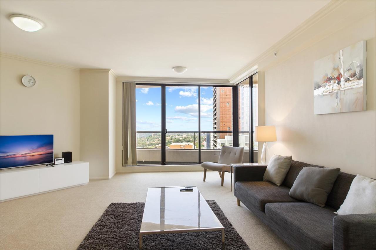 Large Elevated St Leonards Apartment *