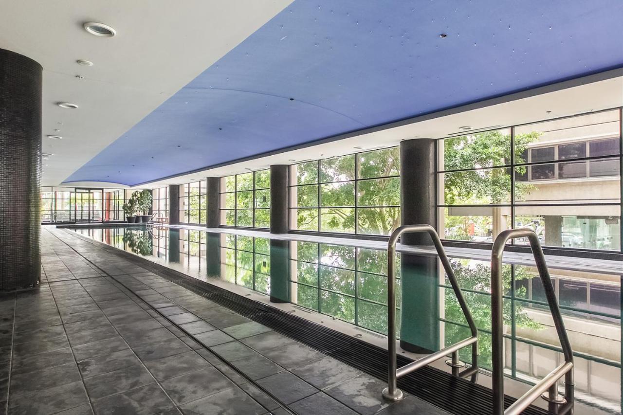 Large Elevated St Leonards Apartment *