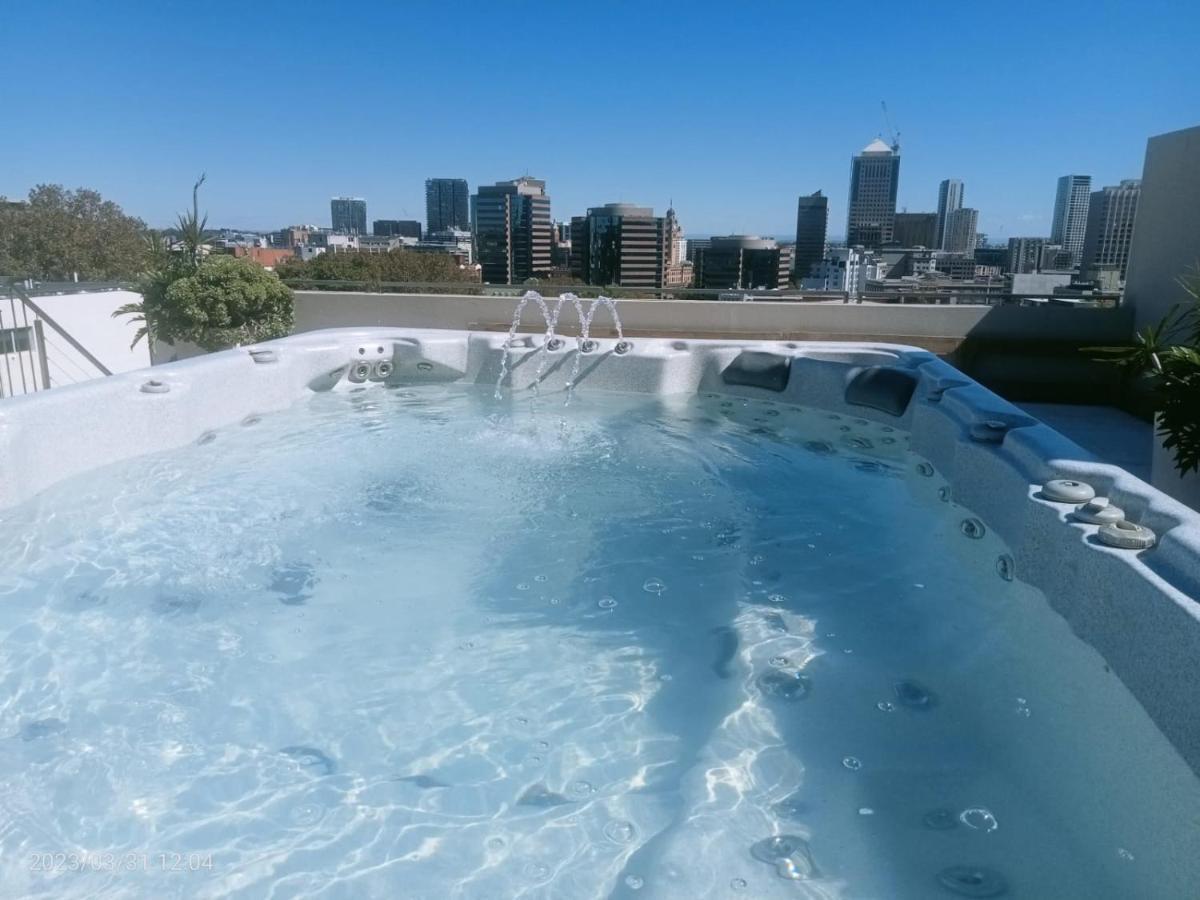 Apartment Three Bedroom Penthouse With Private Rooftop Jacuzzi In Surry Hills *