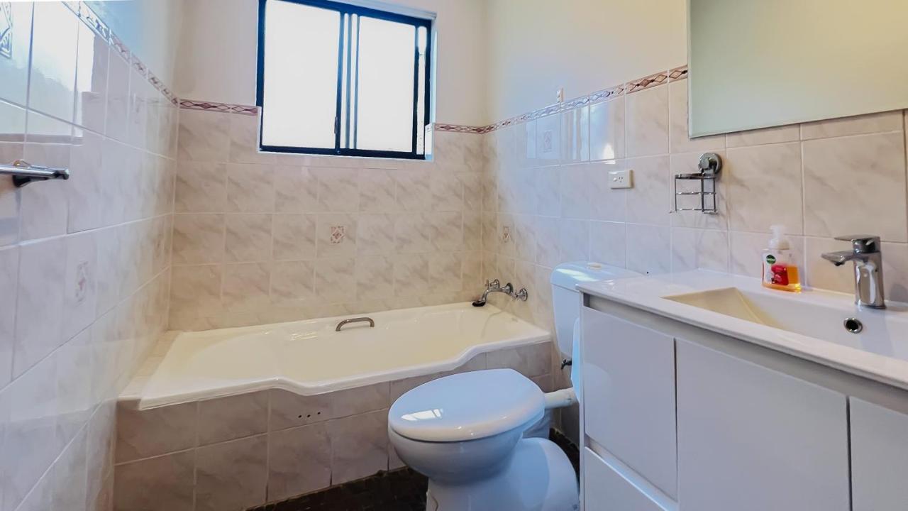 Carlton 3 Beds Unit - Free Parking Apartment Sydney