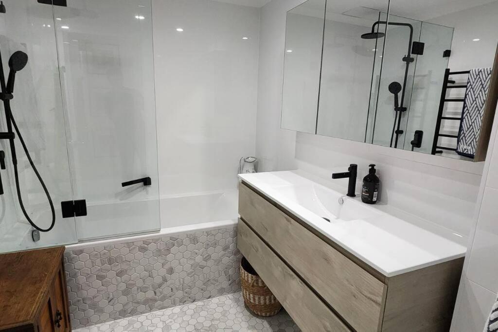 Homely In Sought After Building * Sydney