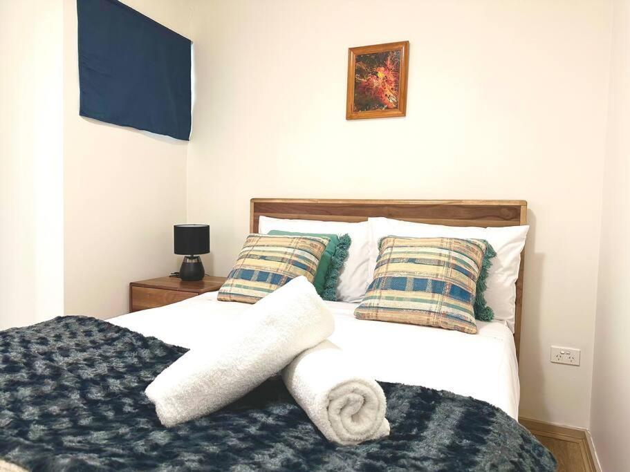 Airbnb - Burwood - Walk To Station - 2 Beds Apt Apartment *