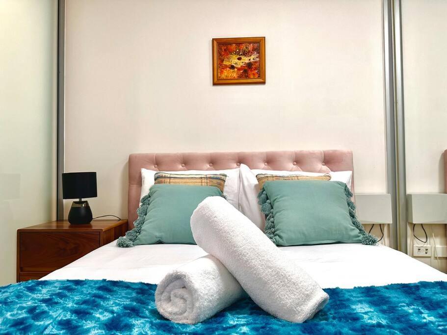 Airbnb - Burwood - Walk To Station - 2 Beds Apt