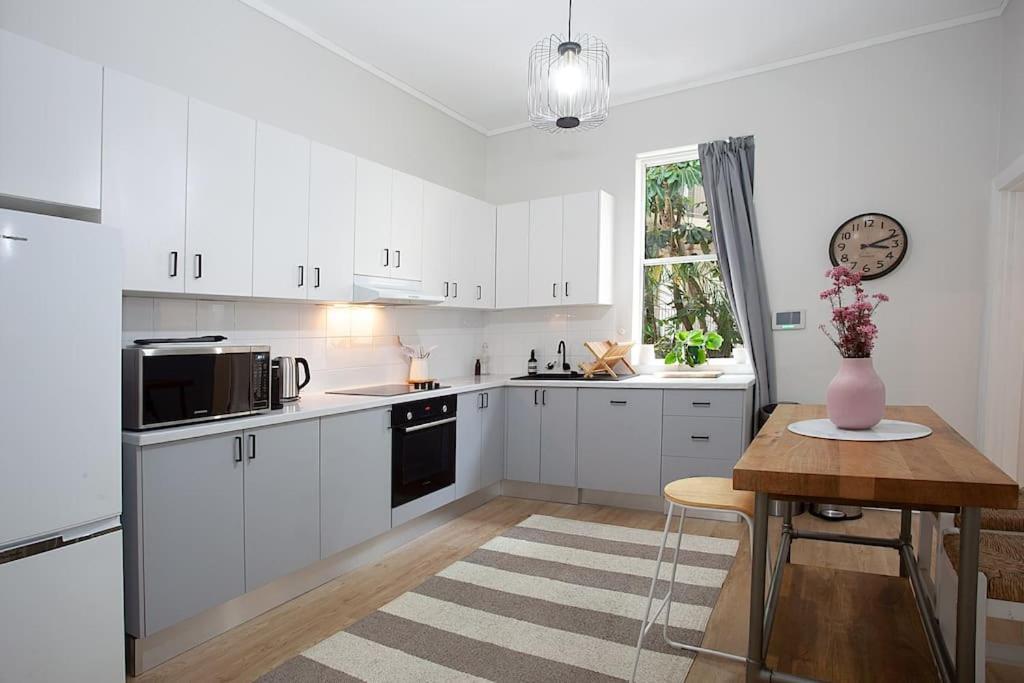 Large 4 Bed Beachside Haven 50m To Bondi Apartment *