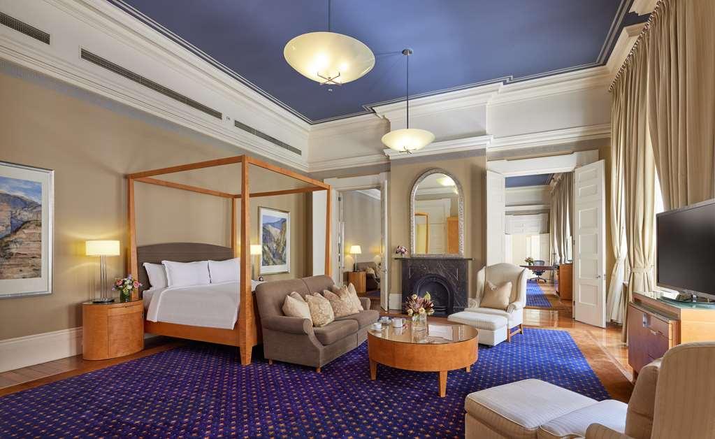 The Fullerton Hotel 5*