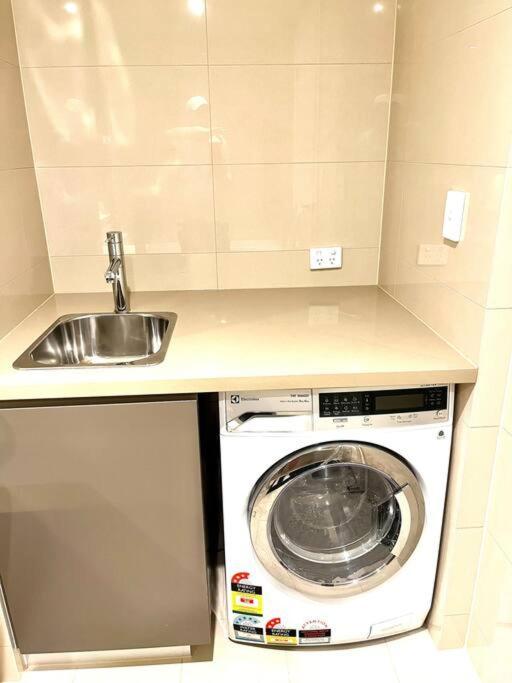 Amazing 2 Bed 2 Bed Bath Parking Apartment Sydney