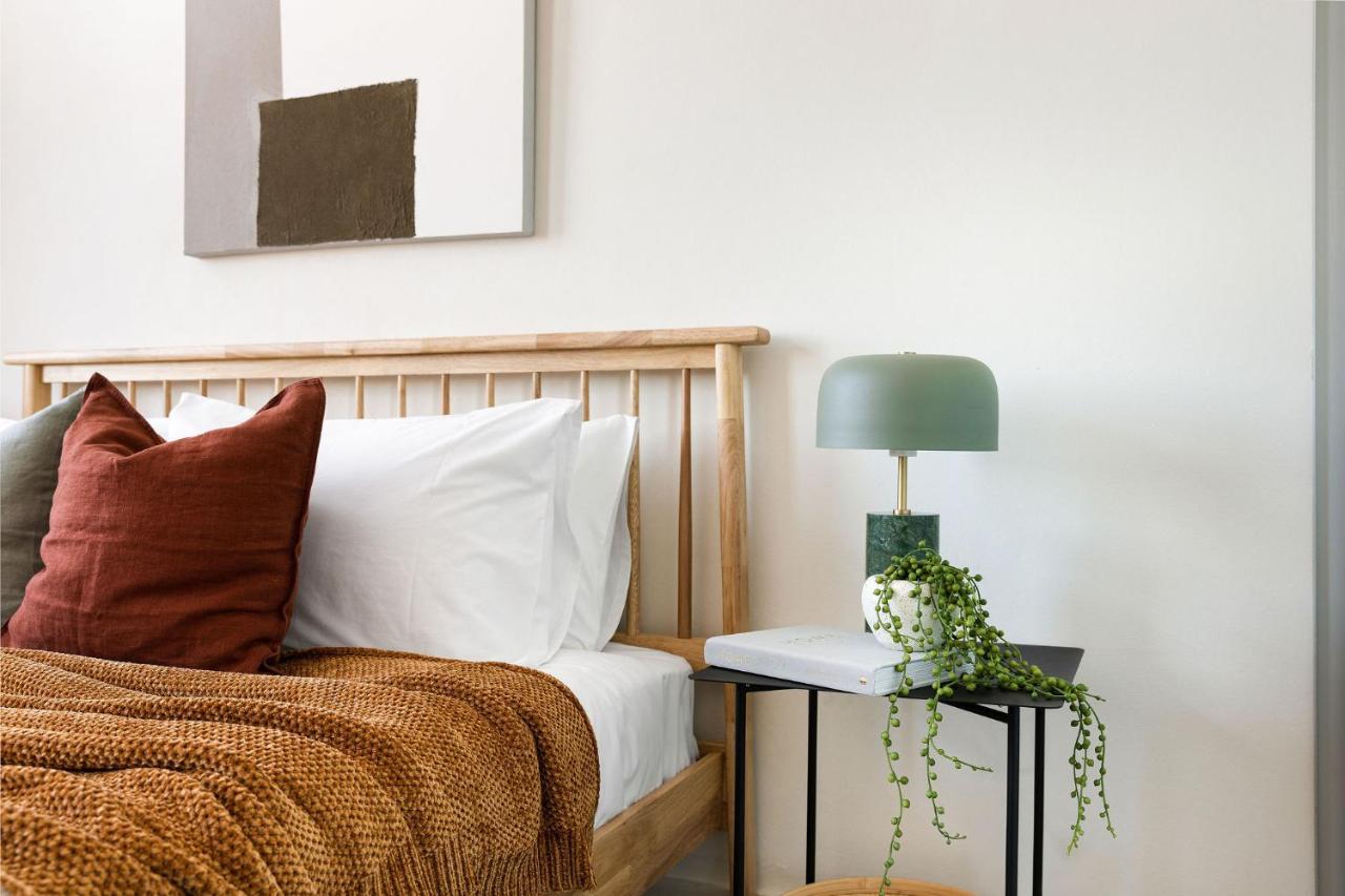 Kahlo Alexandria - Stylish 2 Bdrm Walk To Train Apartment