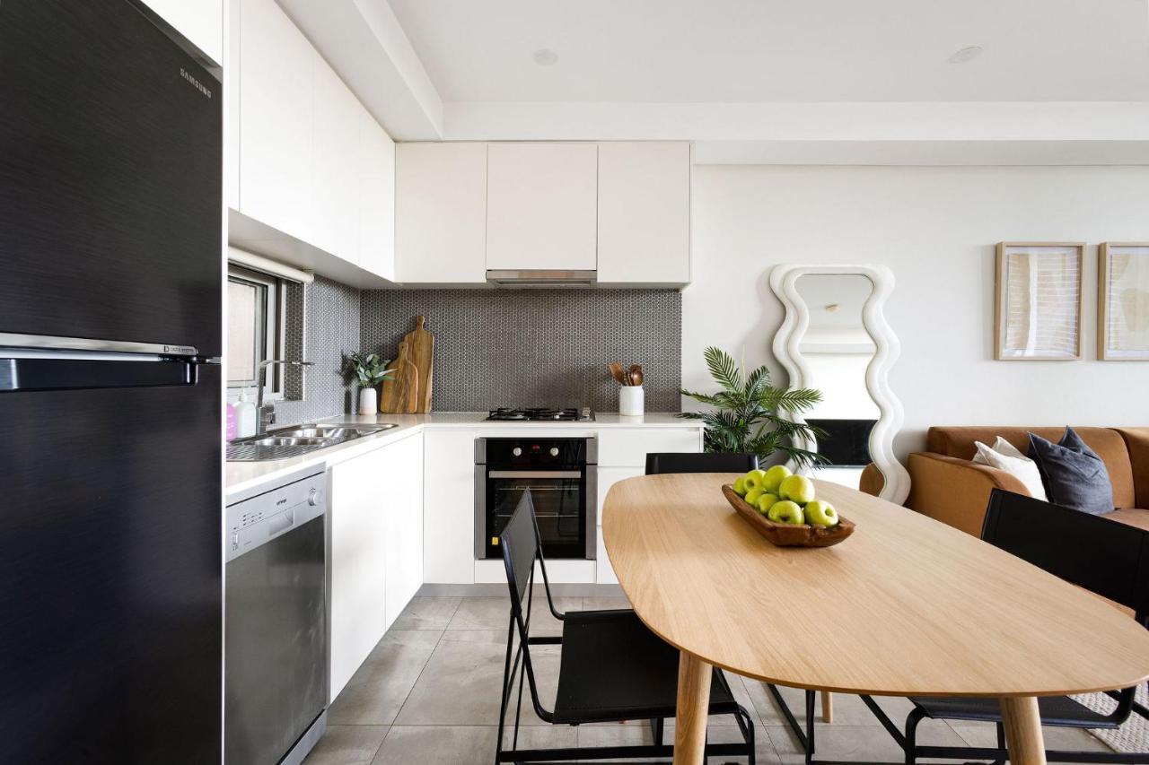 Kahlo Alexandria - Stylish 2 Bdrm Walk To Train Apartment