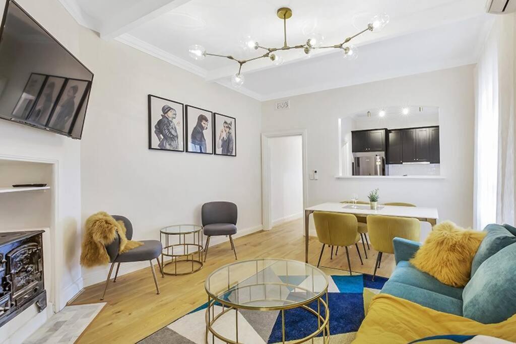 Stylish Cbd 2 Bedroom 54 Apartment