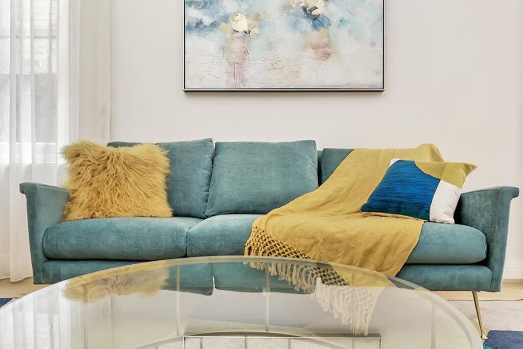Stylish Cbd 2 Bedroom 54 Apartment